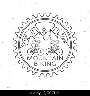 Set di Mountain bikings club. Illustrazione vettoriale. Concetto per maglietta o logo, stampa, francobollo o turismo ciclistico. Vintage line art design con foresta Illustrazione Vettoriale