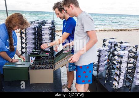 Miami Beach Florida, Ocean Terrace Fire on the Fourth 4th of July Festival event Celebration, drone light show droni lavoratori preparare uomini donna Foto Stock