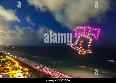 Miami Beach Florida, Ocean Terrace Fire on the Fourth 4th of July Festival event Celebration, droni dello spettacolo di luci formanti Liberty Bell, aereo overhe Foto Stock