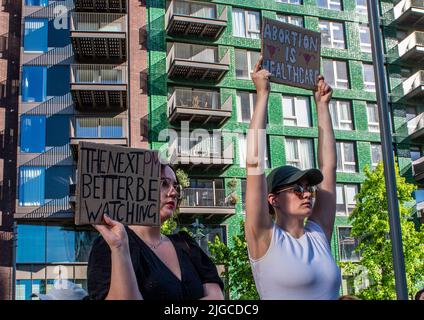 Ambasciata DEGLI STATI UNITI, Londra, Regno Unito. 9th luglio 2022. I manifestanti arrivano per un raduno presso l'Ambasciata degli Stati Uniti nel centro di Londra in solidarietà con le donne Americam e contro la sentenza della Corte Suprema. Picture Credit: ernesto Rogata/Alamy Live News Foto Stock
