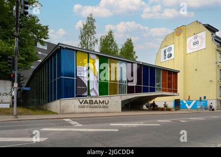 Tallinn, Estonia. Luglio 2022. Vista esterna del Museo Vabamu delle professioni e della libertà edificio nel centro della città Foto Stock