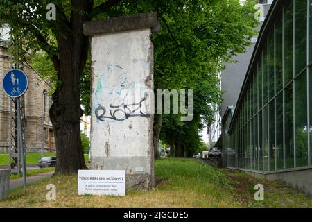 Tallinn, Estonia. Luglio 2022. Un pezzo del Muro di Berlino di fronte al Museo Vabamu delle professioni e della libertà nel centro della città Foto Stock