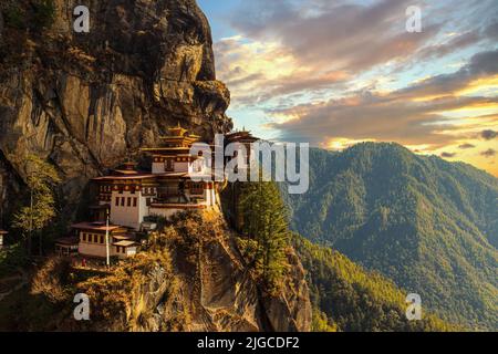 Paro Taktsang (Nido della Tigre) nell'alta Valle di Paro, Bhutan Foto Stock