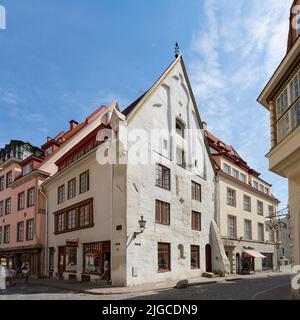Tallinn, Estonia. Luglio 2022. Vista delle tipiche case medievali nel centro storico della città Foto Stock