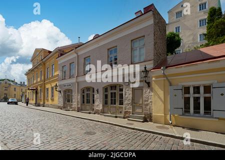 Tallinn, Estonia. Luglio 2022. Vista delle tipiche case antiche nel centro storico della città Foto Stock
