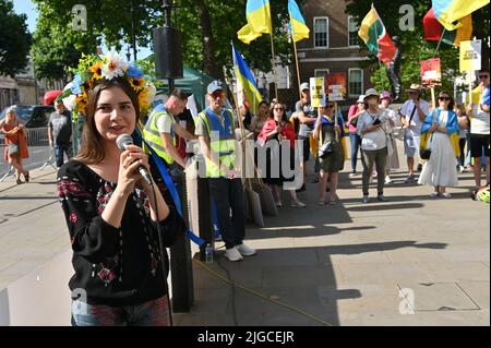Londra, Regno Unito. 09th luglio 2022. Sostenere l'Ucraina ora "tutti insieme vinceremo” contro l'aggressione russa che canta il russo è un terrorista, Londra, Regno Unito. - Downing Street, Londra, Regno Unito. – 9 luglio 2022. Credit: Vedi li/Picture Capital/Alamy Live News Foto Stock