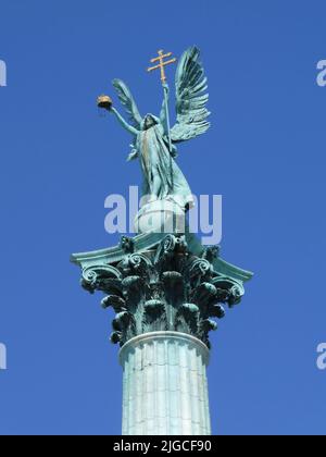 Budapest, Ungheria, 15th settembre 2019. - Statua dell'Arcangelo Gabriel la statua principale di Piazza degli Eroi, che tiene la Corona Santa Ungherese e la croce doppia Foto Stock