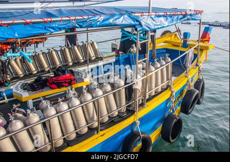 Tuffa i serbatoi di ossigeno su un ponte di una nave da escursione Foto Stock