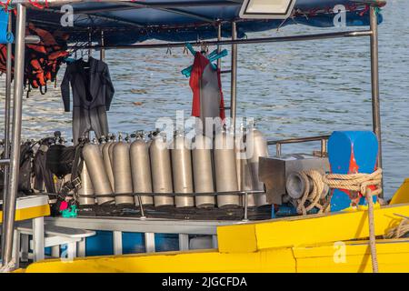 Tuffa i serbatoi di ossigeno su un ponte di una nave da escursione Foto Stock