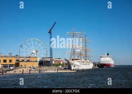 Il barque Sea Cloud Spirit, a tre alberi, ormeggiato a pieno titolo ai moli di Katajanokka a Helsinki, Finlandia Foto Stock