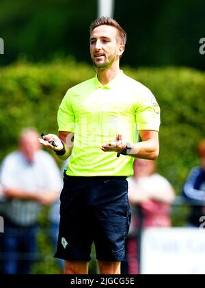 LOON OP ZAND, PAESI BASSI - LUGLIO 9: Arbitro Luuk Timmer durante l'amichevole incontro tra Willem II e SC Telstar allo Sportpark De Klokkenberg il 9 Luglio 2022 a Loon op Zand, Paesi Bassi (Foto di Geert van Erven/Orange Pictures) Foto Stock