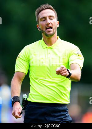 LOON OP ZAND, PAESI BASSI - LUGLIO 9: Arbitro Luuk Timmer durante l'amichevole incontro tra Willem II e SC Telstar allo Sportpark De Klokkenberg il 9 Luglio 2022 a Loon op Zand, Paesi Bassi (Foto di Geert van Erven/Orange Pictures) Foto Stock