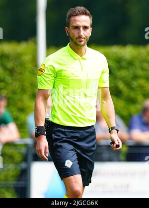 LOON OP ZAND, PAESI BASSI - LUGLIO 9: Arbitro Luuk Timmer durante l'amichevole incontro tra Willem II e SC Telstar allo Sportpark De Klokkenberg il 9 Luglio 2022 a Loon op Zand, Paesi Bassi (Foto di Geert van Erven/Orange Pictures) Foto Stock