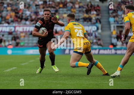 Newcastle, Regno Unito. 09th luglio 2022. Greg Eden di Castleford corre alla difesa di leeds durante la partita della Super League del Magic Weekend tra Leeds Rhinos e Castleford al St. James's Park, Newcastle, Inghilterra, il 9 luglio 2022. Foto di Simon Hall. Solo per uso editoriale, licenza richiesta per uso commerciale. Nessun utilizzo nelle scommesse, nei giochi o nelle pubblicazioni di un singolo club/campionato/giocatore. Credit: UK Sports Pics Ltd/Alamy Live News Foto Stock