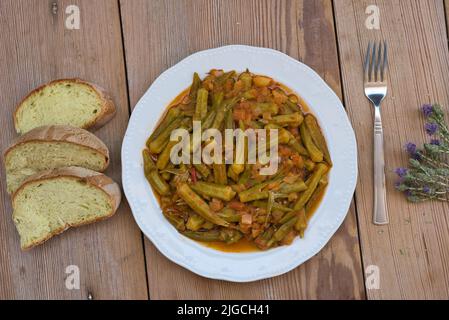 Okra in pentola, il cibo preferito tradizionale greco Foto Stock