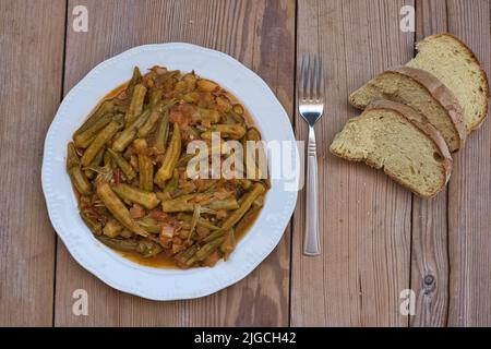 Okra in pentola, il cibo preferito tradizionale greco Foto Stock