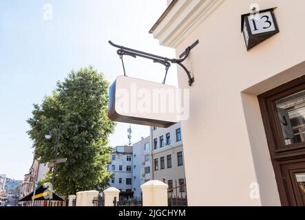 Mockup cartello della città vecchia. Retrò bordo di forma rettangolare su ristorante, hotel, muro museo. Foto di alta qualità Foto Stock
