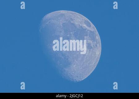 Luna cerante gibbosa sul cielo azzurro chiaro Foto Stock