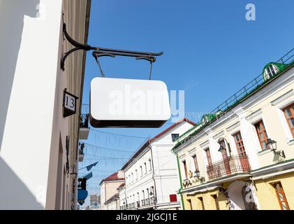 Mockup cartello della città vecchia. Bellissimo centro al sole con edifici storici d'epoca. Retrò bordo di forma rettangolare su cafe, hotel, museo, parete libreria. Foto di alta qualità Foto Stock