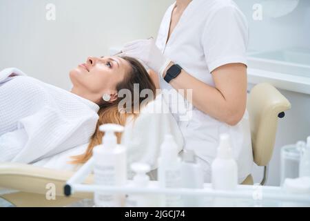 Pulizia manuale del viso nel centro medico e cosmetologico Foto Stock