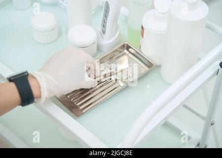 Primo piano del kit di attrezzi cosmetici per la rimozione dell'acne Foto Stock