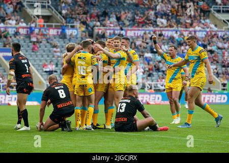 Newcastle, Regno Unito. 09th luglio 2022. I giocatori di Leeds Rhinos celebrano una prova di Aidan Sezer #7 di Leeds Rhinos a Newcastle, Regno Unito il 7/9/2022. (Foto di Steve Flynn/News Images/Sipa USA) Credit: Sipa USA/Alamy Live News Foto Stock