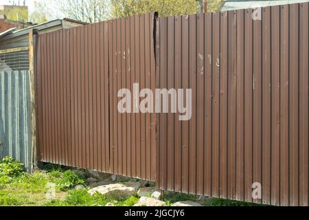 Il punto di iniezione è realizzato in un profilo metallico. Recinzione in acciaio. Territorio privato. Foto Stock