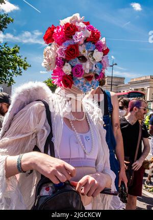 Hyde Park Corner, Londra, Regno Unito. 9th luglio 2022. Un gran numero di persone si è riunito oggi nel centro di Londra per protestare contro la mancanza di diritti e assistenza sanitaria per le persone transgender. Picture Credit: ernesto Rogata/Alamy Live News Foto Stock