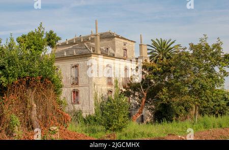 grande casa abbandonata in mezzo alla natura vicino alla costa Foto Stock