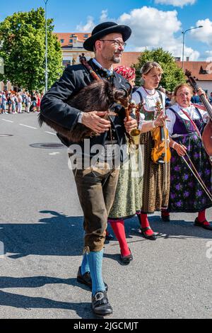 Straznice, Repubblica Ceca - 25 giugno 2022 Festival Internazionale del Folklore. Woodpecker che gioca al festival di Straznice in una processione Foto Stock