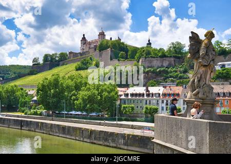 Würzburg, Germania - Luglio 2022: Vista sulla fortezza di Marienberg dal vecchio ponte principale Foto Stock