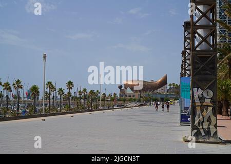 Escultura al Moll De la Fusta architettura lungo la spiaggia di Barcellona Foto Stock