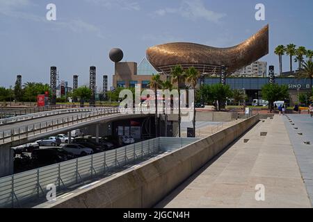 Escultura al Moll De la Fusta architettura lungo la spiaggia di Barcellona Foto Stock