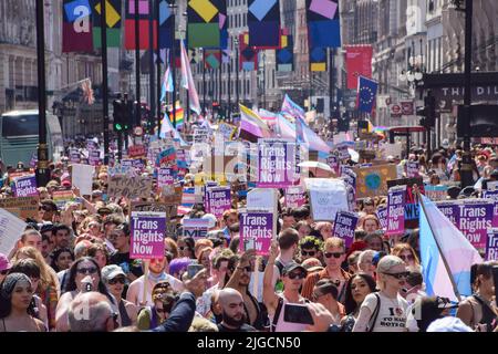 Londra, Regno Unito. 9th luglio 2022. I manifestanti passano attraverso Piccadilly durante la marcia Trans Pride. Migliaia di persone hanno marciato attraverso il centro di Londra a sostegno dei diritti della Trans. Credit: Vuk Valcic/Alamy Live News Foto Stock