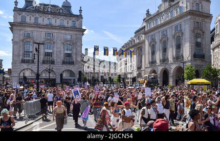 Londra, Regno Unito. 9th luglio 2022. I manifestanti passano attraverso Piccadilly Circus durante la marcia Trans Pride. Migliaia di persone hanno marciato attraverso il centro di Londra a sostegno dei diritti della Trans. Credit: Vuk Valcic/Alamy Live News Foto Stock