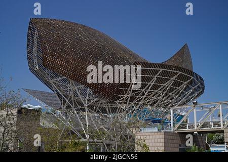 Escultura al Moll De la Fusta architettura lungo la spiaggia di Barcellona Foto Stock