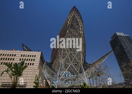 Escultura al Moll De la Fusta architettura lungo la spiaggia di Barcellona Foto Stock