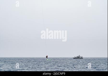 I membri della Riserva Marina degli Stati Uniti assegnati al Maritime Expeditionary Security Squadron 1A (MSRON), San Diego, California, partecipano all'esercizio di recupero del personale Bull Shark, Port Gibuti, Gibuti, 21 giugno 2022. Exercise Bull Shark è un'operazione di recupero del personale che coinvolge membri della Task Force congiunta combinata Corno d'Africa (CJTF-HOA) e della forza navale dell'Unione europea, volta a rafforzare l'interoperabilità tra partner di mentalità simile nella regione; Anche i membri delle forze Armate spagnole e delle forze Armate di Gibuti hanno partecipato all'esercizio di questa iterazione. (STATI UNITI Air Force foto di St Foto Stock