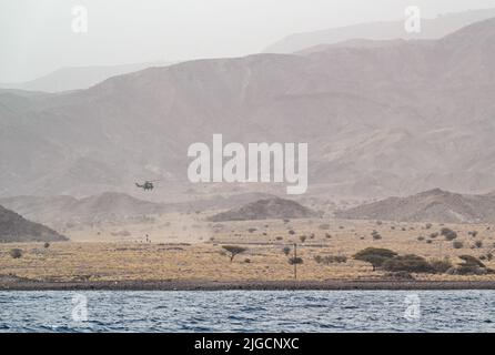 I membri della Riserva Marina degli Stati Uniti assegnati al Maritime Expeditionary Security Squadron 1A (MSRON), San Diego, California, partecipano all'esercizio di recupero del personale Bull Shark, Port Gibuti, Gibuti, 21 giugno 2022. Exercise Bull Shark è un'operazione di recupero del personale che coinvolge membri della Task Force congiunta combinata Corno d'Africa (CJTF-HOA) e della forza navale dell'Unione europea, volta a rafforzare l'interoperabilità tra partner di mentalità simile nella regione; Anche i membri delle forze Armate spagnole e delle forze Armate di Gibuti hanno partecipato all'esercizio di questa iterazione. (STATI UNITI Air Force foto di St Foto Stock