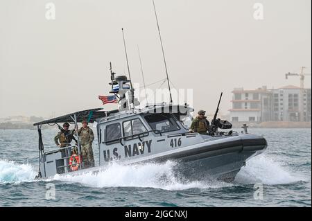 I membri della Riserva Marina degli Stati Uniti assegnati al Maritime Expeditionary Security Squadron 1A (MSRON), San Diego, California, partecipano all'esercizio di recupero del personale Bull Shark, Port Gibuti, Gibuti, 21 giugno 2022. Exercise Bull Shark è un'operazione di recupero del personale che coinvolge membri della Task Force congiunta combinata Corno d'Africa (CJTF-HOA) e della forza navale dell'Unione europea, volta a rafforzare l'interoperabilità tra partner di mentalità simile nella regione; Anche i membri delle forze Armate spagnole e delle forze Armate di Gibuti hanno partecipato all'esercizio di questa iterazione. (STATI UNITI Air Force foto di St Foto Stock