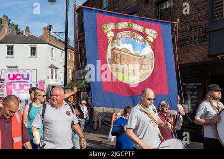 Durham, Regno Unito: 9 luglio 2022: Gala dei minatori di Durham. "The Big Meeting" ritorna dopo una pausa di due anni a causa della covid, riunendosi nuovamente villaggi di fossa, striscioni, sindacati e bande di ottoni in una splendida giornata di sole a Durham, nel nord dell'Inghilterra. Crediti: Hazel Plater/Alamy Live News Foto Stock