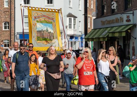 Durham, Regno Unito: 9 luglio 2022: Gala dei minatori di Durham. "The Big Meeting" ritorna dopo una pausa di due anni a causa della covid, riunendosi nuovamente villaggi di fossa, striscioni, sindacati e bande di ottoni in una splendida giornata di sole a Durham, nel nord dell'Inghilterra. Crediti: Hazel Plater/Alamy Live News Foto Stock