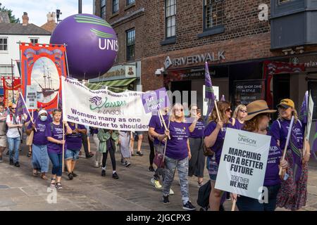 Durham, Regno Unito: 9 luglio 2022: Gala dei minatori di Durham. "The Big Meeting" ritorna dopo una pausa di due anni a causa della covid, riunendosi nuovamente villaggi di fossa, striscioni, sindacati e bande di ottoni in una splendida giornata di sole a Durham, nel nord dell'Inghilterra. Crediti: Hazel Plater/Alamy Live News Foto Stock
