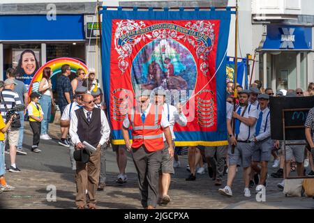 Durham, Regno Unito: 9 luglio 2022: Gala dei minatori di Durham. "The Big Meeting" ritorna dopo una pausa di due anni a causa della covid, riunendosi nuovamente villaggi di fossa, striscioni, sindacati e bande di ottoni in una splendida giornata di sole a Durham, nel nord dell'Inghilterra. Crediti: Hazel Plater/Alamy Live News Foto Stock