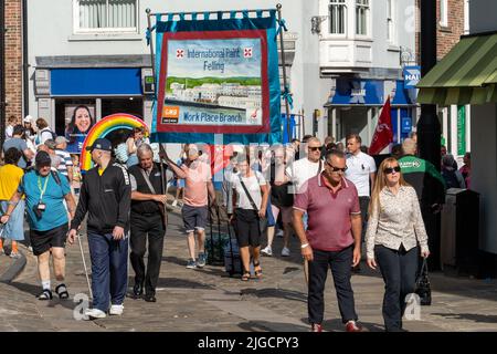 Durham, Regno Unito: 9 luglio 2022: Gala dei minatori di Durham. "The Big Meeting" ritorna dopo una pausa di due anni a causa della covid, riunendosi nuovamente villaggi di fossa, striscioni, sindacati e bande di ottoni in una splendida giornata di sole a Durham, nel nord dell'Inghilterra. Crediti: Hazel Plater/Alamy Live News Foto Stock