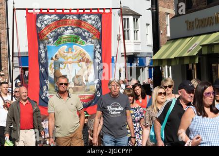 Durham, Regno Unito: 9 luglio 2022: Gala dei minatori di Durham. "The Big Meeting" ritorna dopo una pausa di due anni a causa della covid, riunendosi nuovamente villaggi di fossa, striscioni, sindacati e bande di ottoni in una splendida giornata di sole a Durham, nel nord dell'Inghilterra. Crediti: Hazel Plater/Alamy Live News Foto Stock