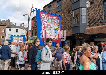 Durham, Regno Unito: 9 luglio 2022: Gala dei minatori di Durham. "The Big Meeting" ritorna dopo una pausa di due anni a causa della covid, riunendosi nuovamente villaggi di fossa, striscioni, sindacati e bande di ottoni in una splendida giornata di sole a Durham, nel nord dell'Inghilterra. Crediti: Hazel Plater/Alamy Live News Foto Stock