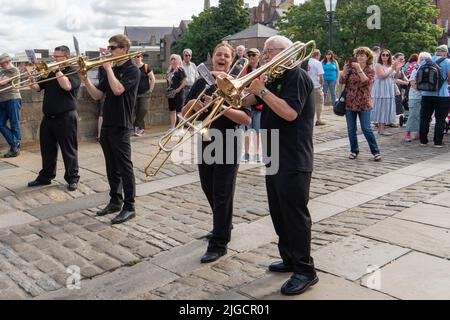 Durham, Regno Unito: 9 luglio 2022: Gala dei minatori di Durham. "The Big Meeting" ritorna dopo una pausa di due anni a causa della covid, riunendosi nuovamente villaggi di fossa, striscioni, sindacati e bande di ottoni in una splendida giornata di sole a Durham, nel nord dell'Inghilterra. Crediti: Hazel Plater/Alamy Live News Foto Stock