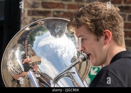 Durham, Regno Unito: 9 luglio 2022: Gala dei minatori di Durham. "The Big Meeting" ritorna dopo una pausa di due anni a causa della covid, riunendosi nuovamente villaggi di fossa, striscioni, sindacati e bande di ottoni in una splendida giornata di sole a Durham, nel nord dell'Inghilterra. Crediti: Hazel Plater/Alamy Live News Foto Stock