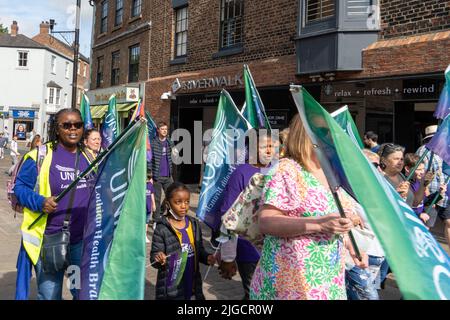 Durham, Regno Unito: 9 luglio 2022: Gala dei minatori di Durham. "The Big Meeting" ritorna dopo una pausa di due anni a causa della covid, riunendosi nuovamente villaggi di fossa, striscioni, sindacati e bande di ottoni in una splendida giornata di sole a Durham, nel nord dell'Inghilterra. Crediti: Hazel Plater/Alamy Live News Foto Stock